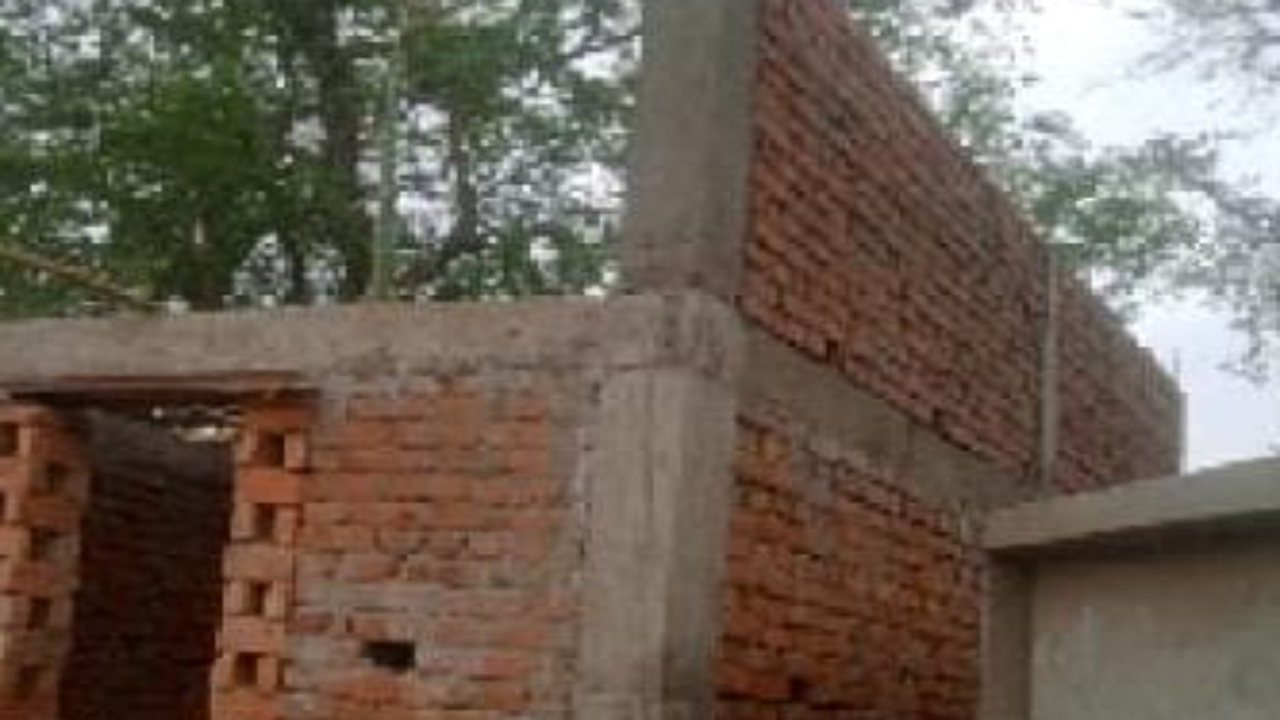 प्रयागराज: शमशान घाट निर्माण में घटिया सामग्री के इस्तेमाल का आरोप, ग्रामीणों में आक्रोश 