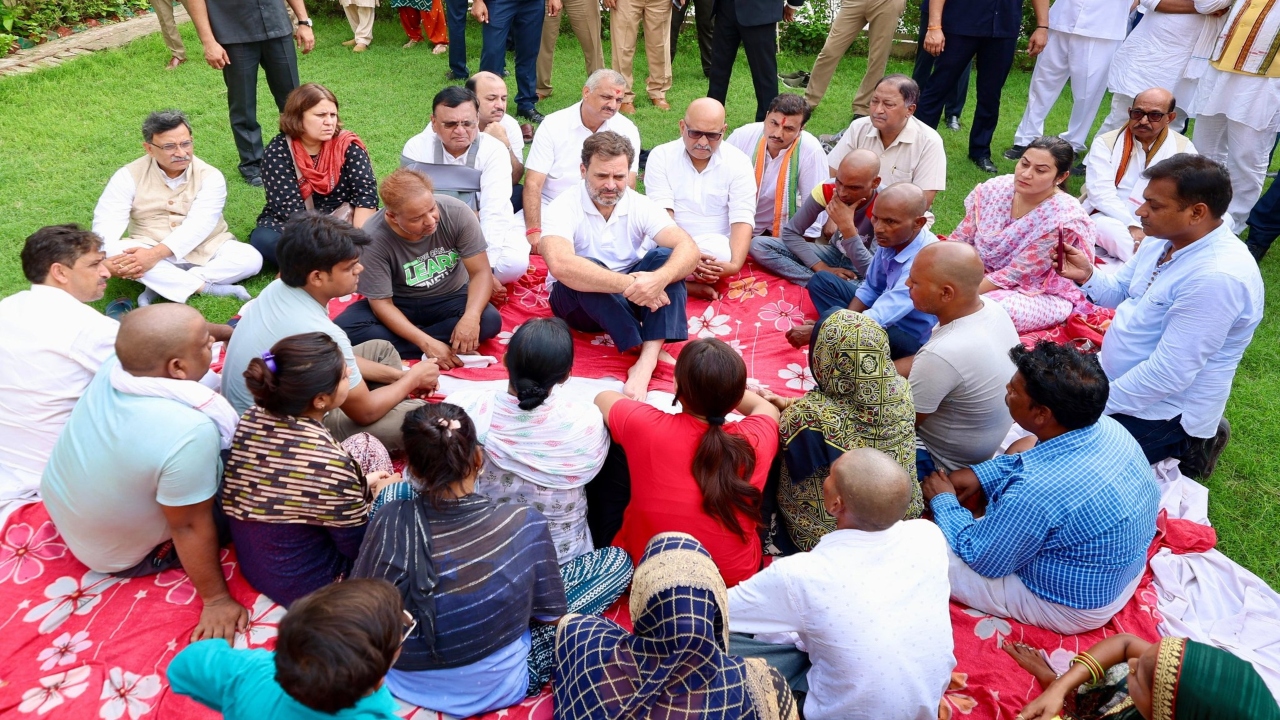 राहुल गांधी ने हाथरस में भगदड़ की घटना को बताया दुखद, मृतकों के परिजनों से की मुलाकात 