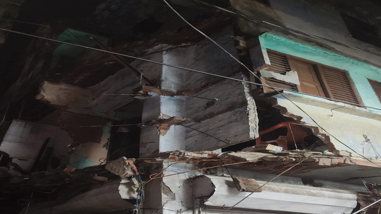 सीतापुर में टला बड़ा हादसा, बारिश के पानी से गिरी दो मंजिला जर्जर दुकान