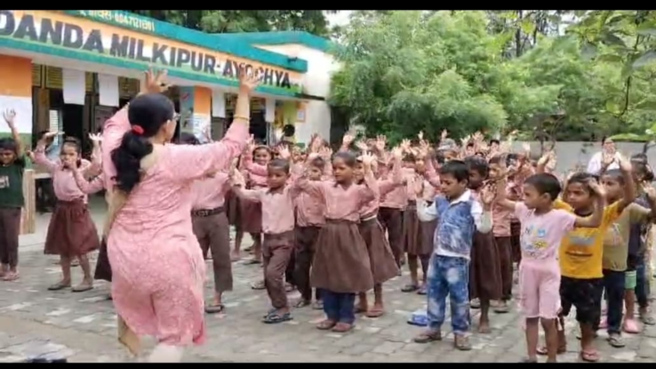 अयोध्या के स्कूली बच्चों और प्रधानाध्यापिका का डांस वीडियो वायरल, छात्रों को कराई ये एक्टिविटी