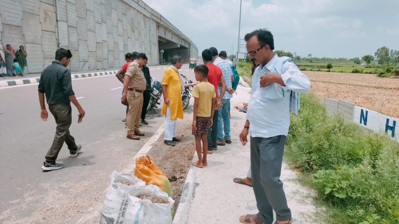 Breaking news: कानपुर में सर्विस लेन पर बड़ी मात्रा में मिले नोटों के टुकड़े, बोरी में किये गए जमा 