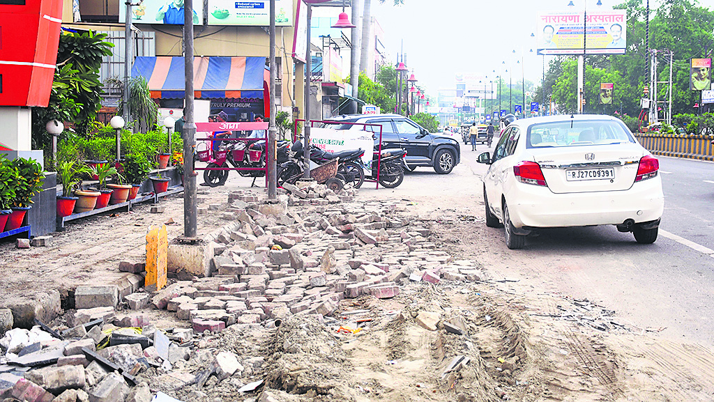 बरेली: 'स्मार्ट सिटी' का हाल...बारिश से कुछ महीने पहले बने फुटपाथ धंसे, खतरे में डगर