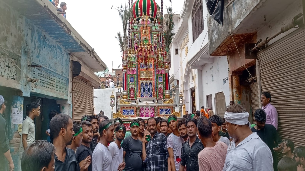 आज शब्बीर पे क्या आलम ए तन्हाई है...नम आंखों से दफन किए ताजिये