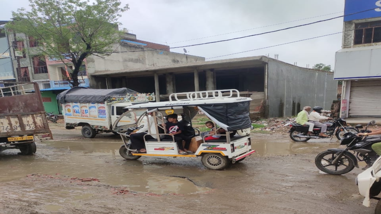 अरे साहब यह तालाब नहीं रुदौली-भेलसर Road है..