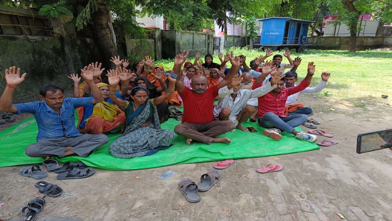 बहराइच: स्टे के बाद भी ग्रामीण की जमीन पर समुदाय विशेष के लोगों ने बनवा लिया मकान, मूकदर्शक बनी रही पुलिस 