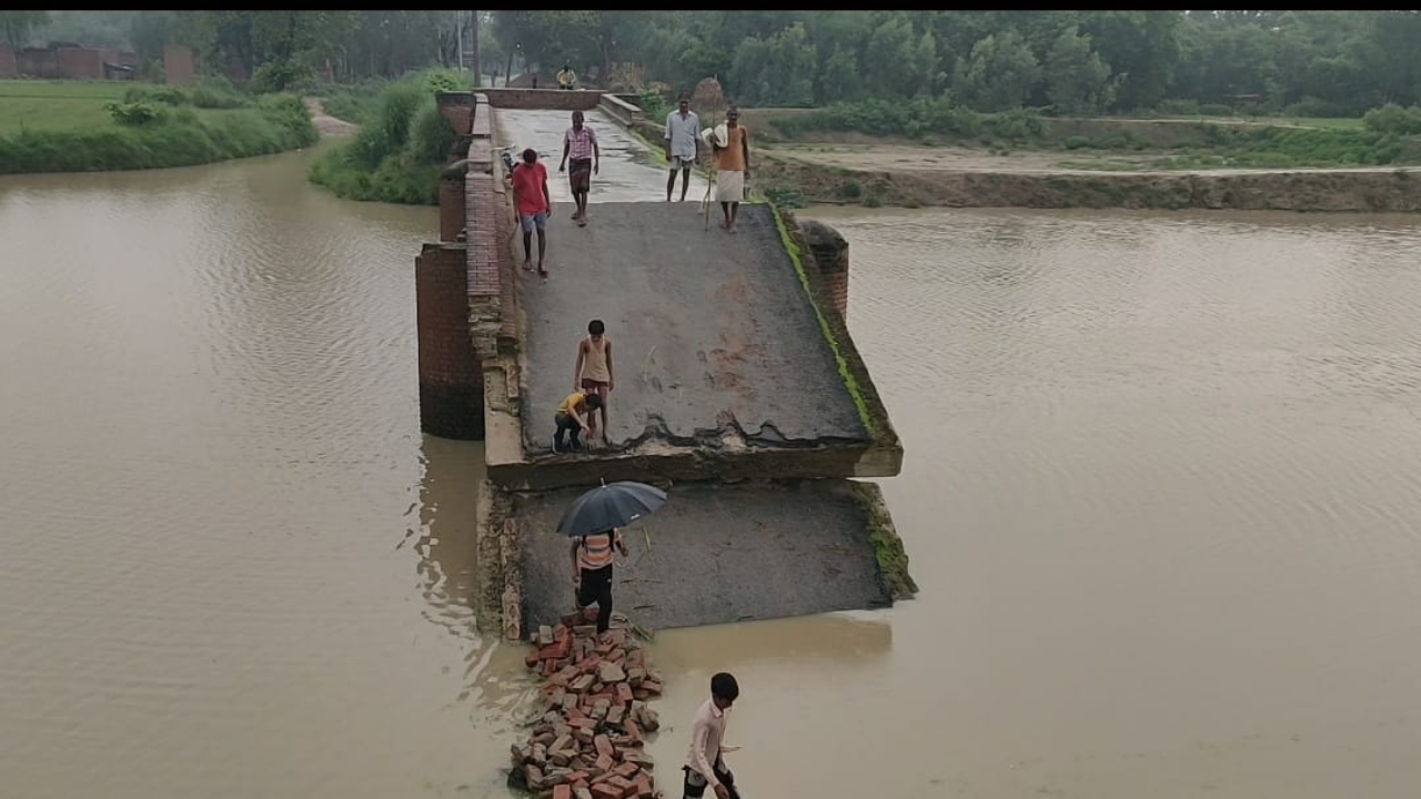 हरदोई: खेतीबाड़ी के लिए जान जोखिम में डाल कर ग्रामीण पार कर रहे नदी-Video