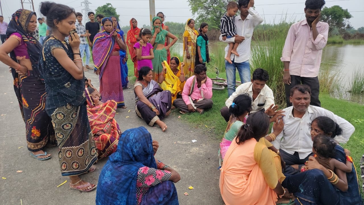 गोंडा: बिसुही नदी के उफान में बाइक समेत बह गए चाचा-भतीजा, तलाश में जुटे गोताखोर