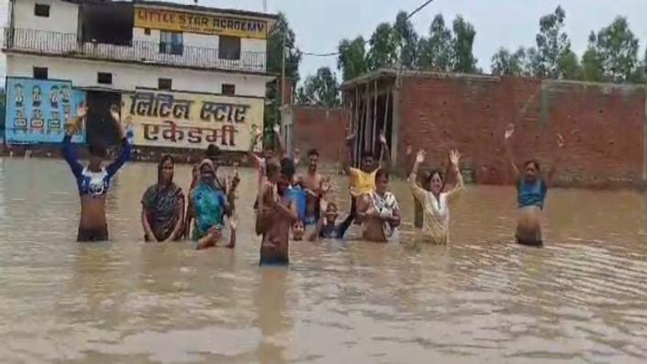 पीलीभीत: जलभराव के बीच बाढ़ पीड़ितों ने किया प्रदर्शन, बोले- संकट में नहीं मिल रही कोई मदद 