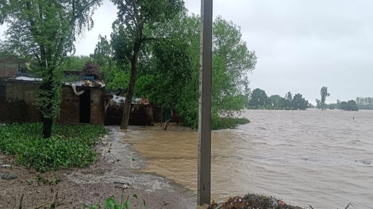 श्रावस्ती में खतरे के निशान से ऊपर पहुंचा राप्ती नदी का जलस्तर, 18 गांवों में घुसा बाढ़ का पानी 