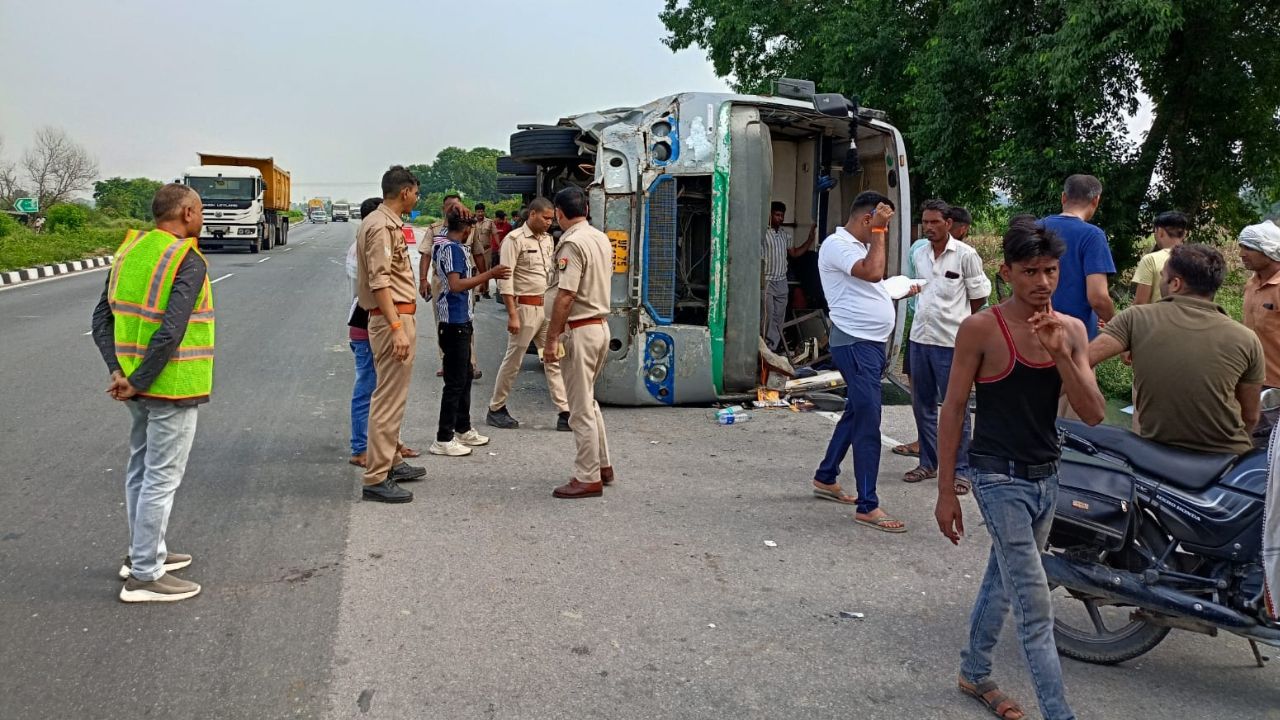 Etawah Accident: स्लीपर बस पलटने से मची चीख-पुकार...15 सवारी घायल, रेवाड़ी से कानपुर जा रही थी