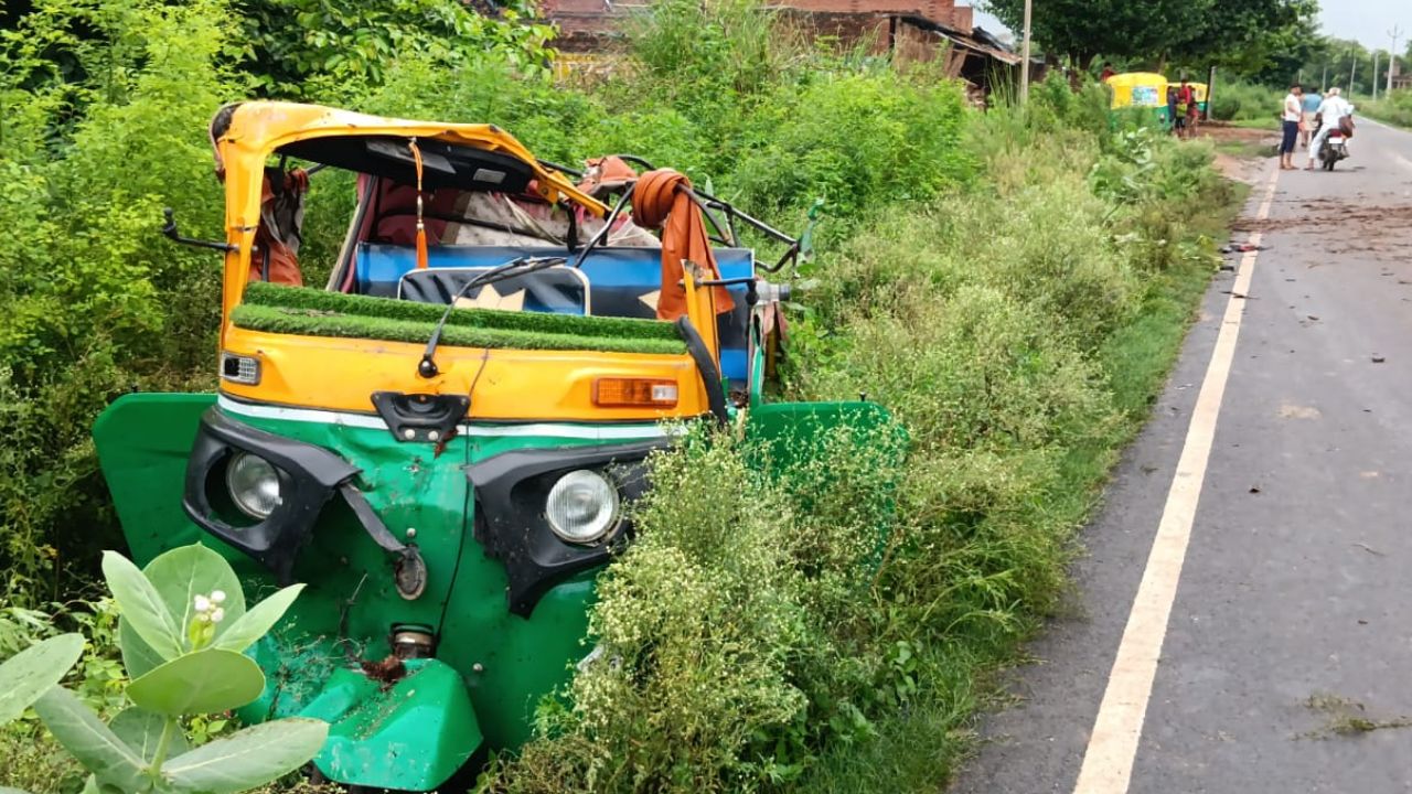 Auraiya Accident: ऑटो पर गिरा पेड़...हादसे के बाद मची चीख-पुकार, सात लोग घायल, तीन की हालत गंभीर 