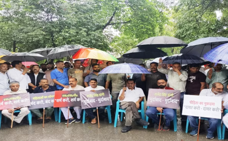 रुद्रपुर: युवती से अश्लील बात प्रकरण: थाना प्रभारी की गिरफ्तारी को लेकर भारी बारिश के बीच धरना