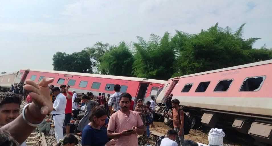 Gonda train accident: यूपी, बिहार सहित कई राज्यों में रेलवे ने जारी किये 35 हेल्पलाइन नंबर  