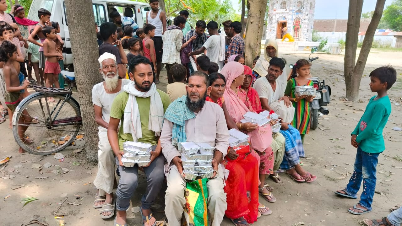 सीतापुर: बाढ़ प्रभावित इलाकों में एसडीएम और प्रशासनिक टीम रहे मौजूद, डीएम के दिये निर्देश