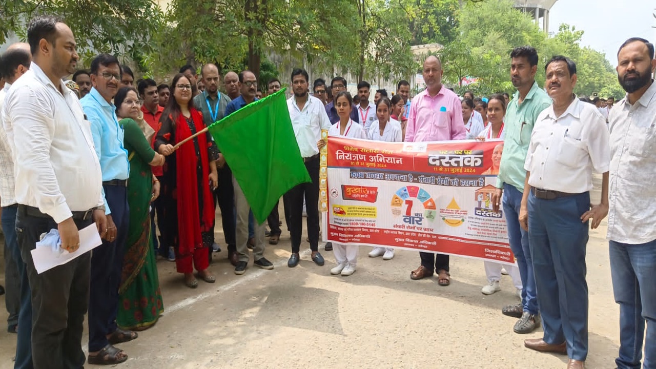 संचारी रोग नियंत्रण अभियान: डीएम ने स्वच्छता रैली को दिखाई हरी झंडी, अफसरों कर्मचारियों को दिलायी स्वच्छता अपनाने की शपथ