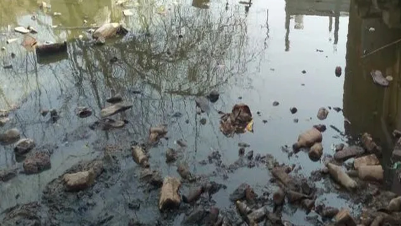 लखनऊ: प्रॉपर्टी डीलरों ने बेच दी नाले की जमीन, सड़कों पर हो रहा जलभराव