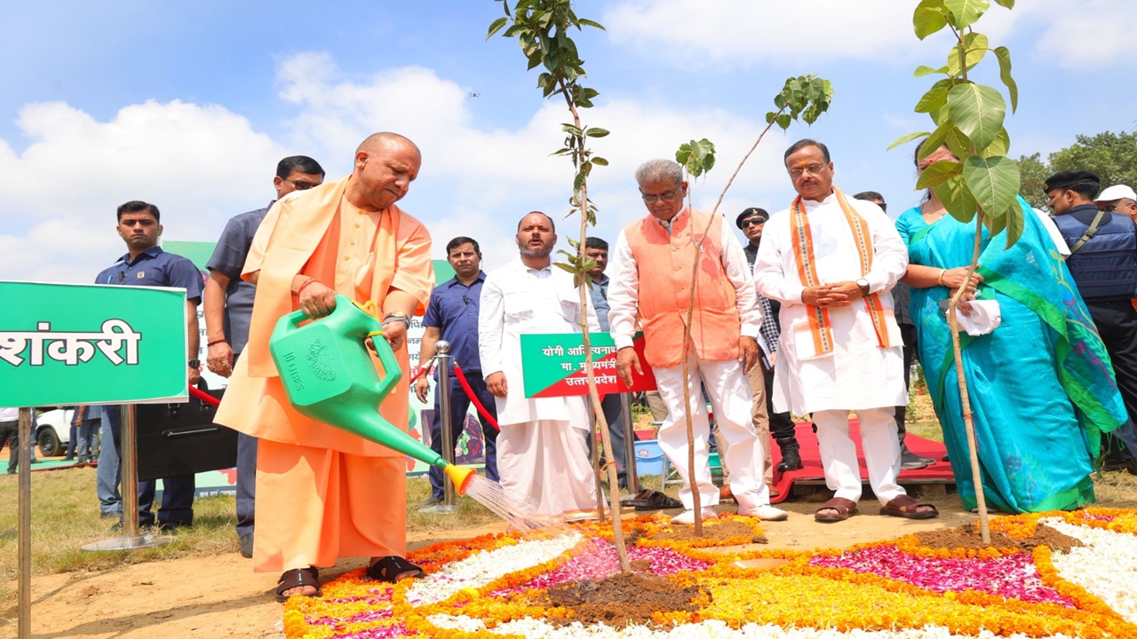 अकबरनगर में पौधारोपण कर सीएम योगी ने ''पेड़ लगाओ-पेड़ बचाओ'' अभियान का किया शुभारंभ, लोगों से की यह अपील