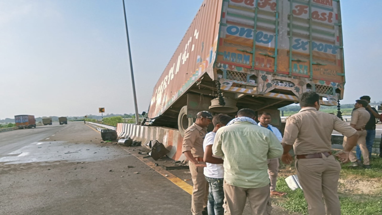 सुलतानपुर: पूर्वांचल एक्सप्रेस वे पर डिवाइडर तोड़ पोल से टकराया कंटेनर