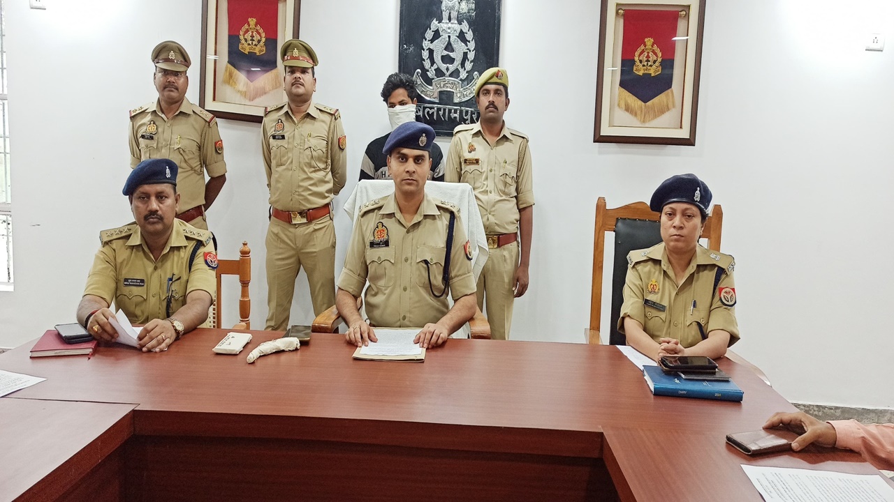 बलरामपुर: दोस्त की गोली मार कर हत्या करने वाला आरोपी गिरफ्तार, पुलिस ने तमंचा, मृतक की मोबाइल और एक बाइक की बरामद