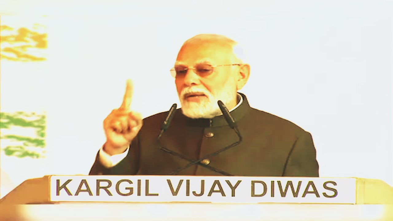 Kargil Vijay Diwas: प्रधानमंत्री मोदी ने शहीदों को दी श्रद्धांजलि, कहा- पाकिस्तान ने अपने इतिहास से कुछ नहीं सीखा 