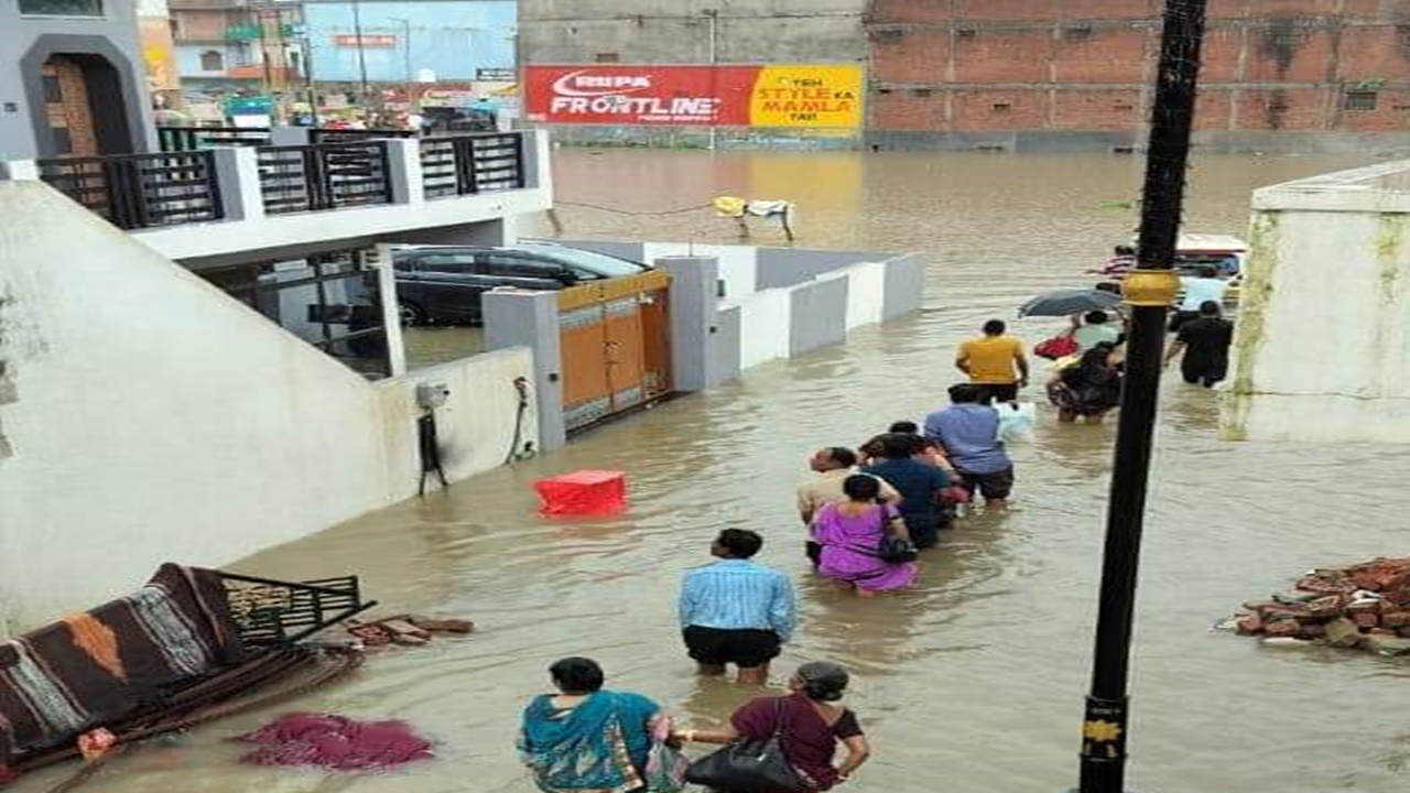 अयोध्या: 3 घंटे में 31 एमएम हुई बारिश, कई इलाकों में घुटने तक भरा पानी