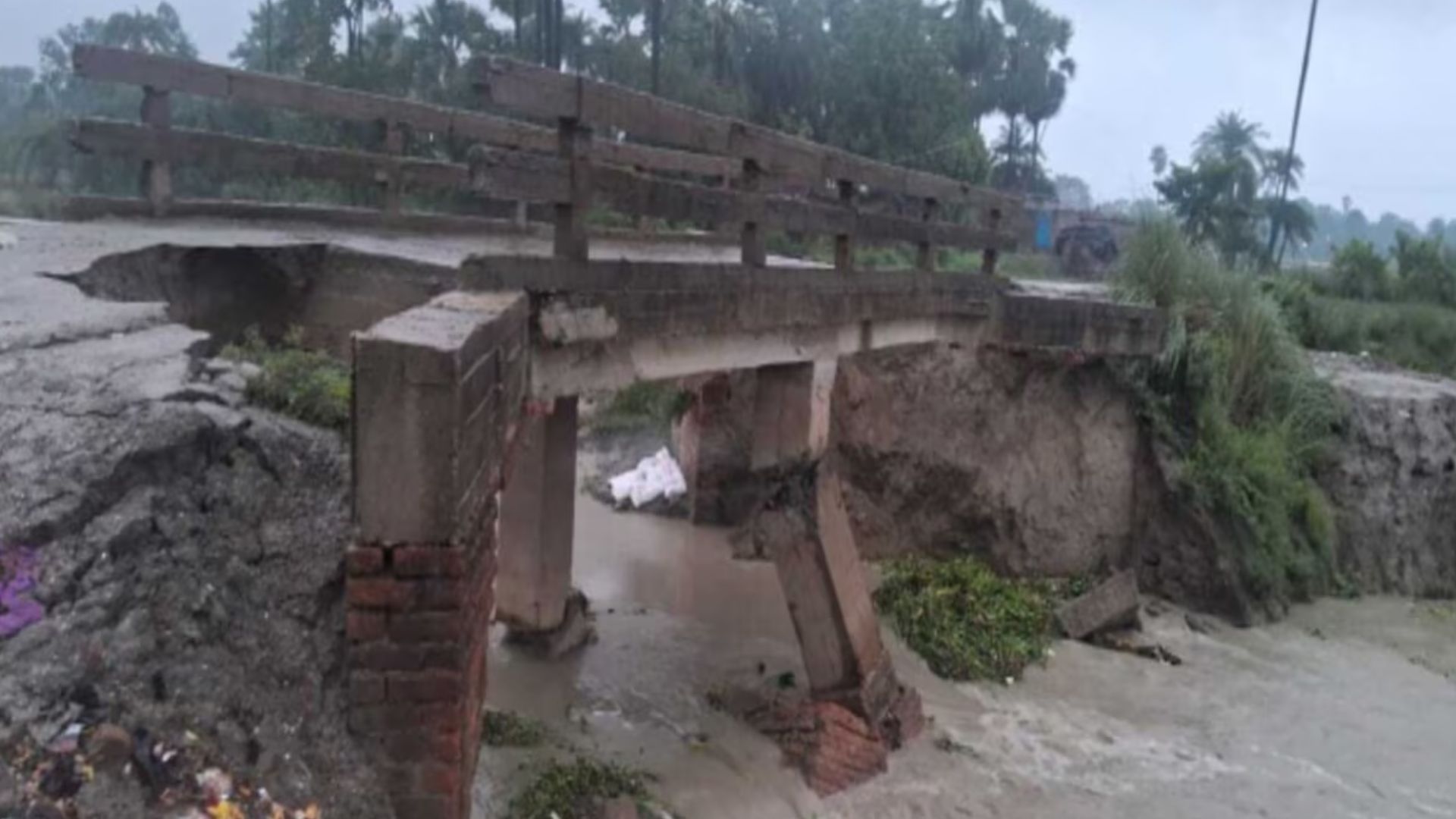 बिहार में 15 दिन के भीतर गिरा 10वां पुल, सुप्रीम कोर्ट पहुंचा मामला
