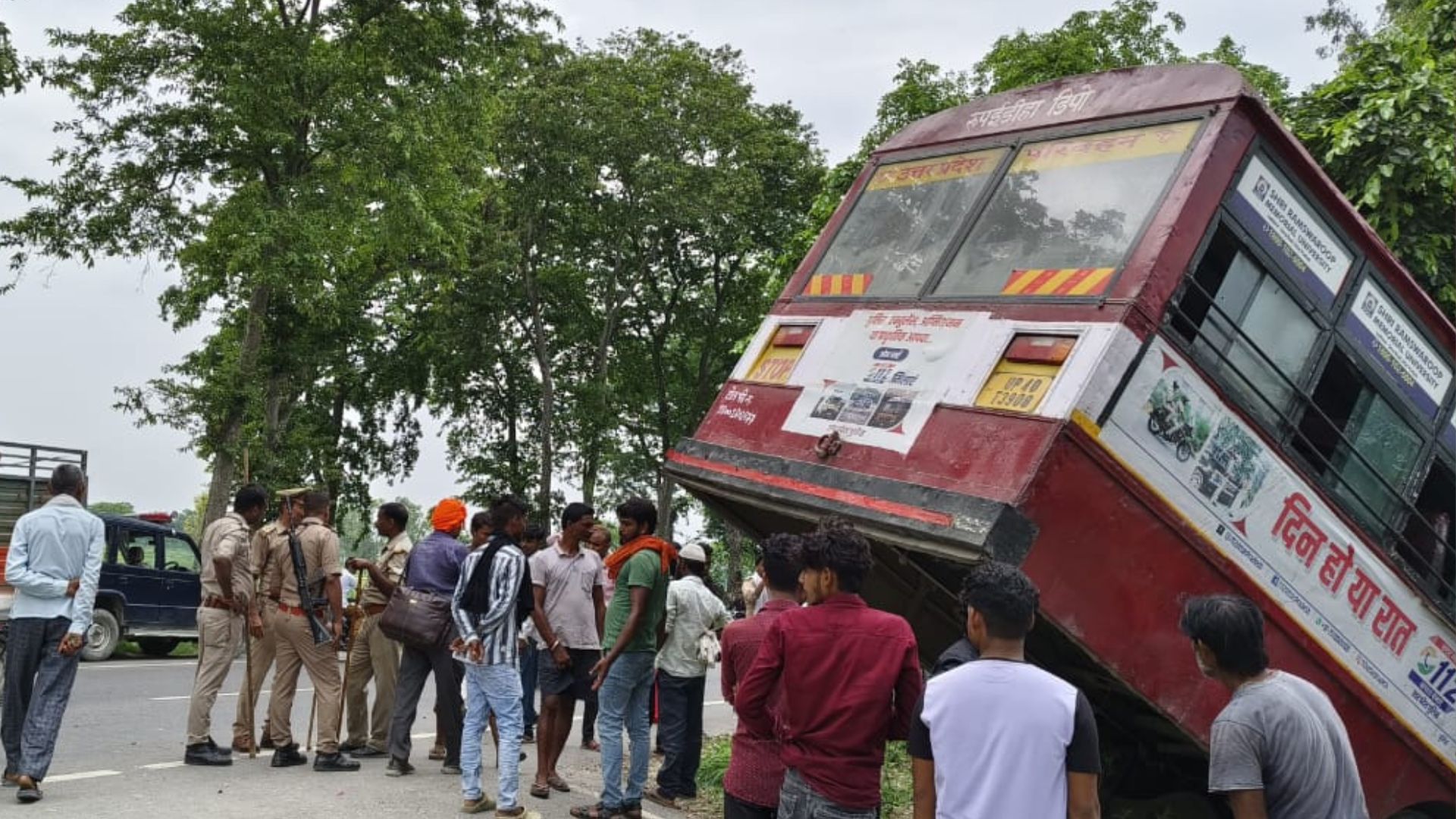 बहराइच: स्कूटी सवार को बचाने के लिए गड्ढे में गिरी रोडवेज बस, दर्जन भर यात्री चोटिल