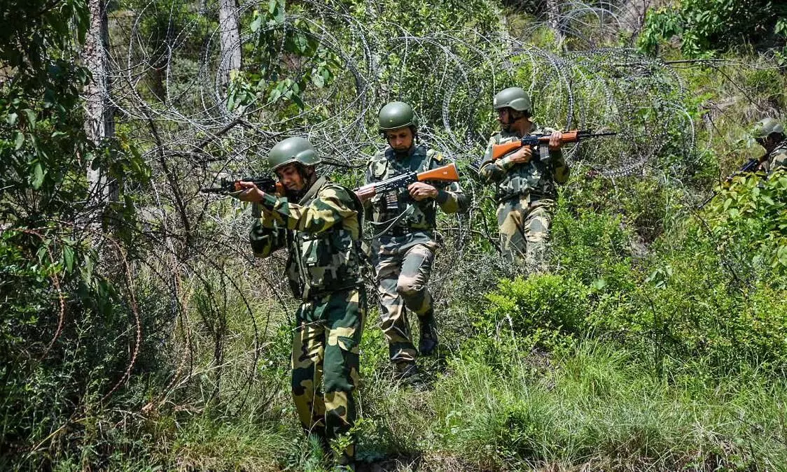 J&K: कुलगाम में सेना और आतंकवादियों के बीच मुठभेड़, एक जवान शहीद 