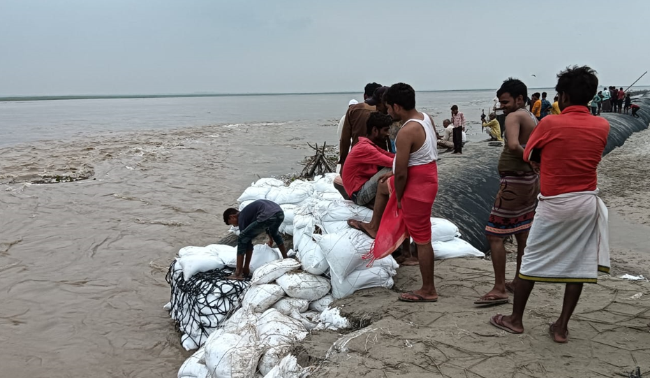 कासगंज: गंगा नदी का बढ़ा जलस्तर...बांध का स्टड गंगा में समाया, फिर बाढ़ की दहशत में ग्रामीण 