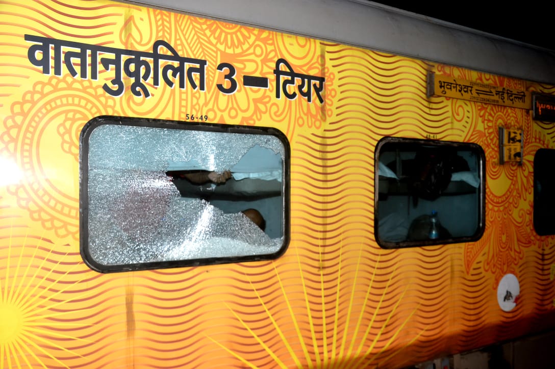 Kanpur News: तेजस राजधानी पर पथराव, टूटे शीशे...यात्रियों में अफरातफरी, रेलवे अधिकारियों में मचा हड़कंप 