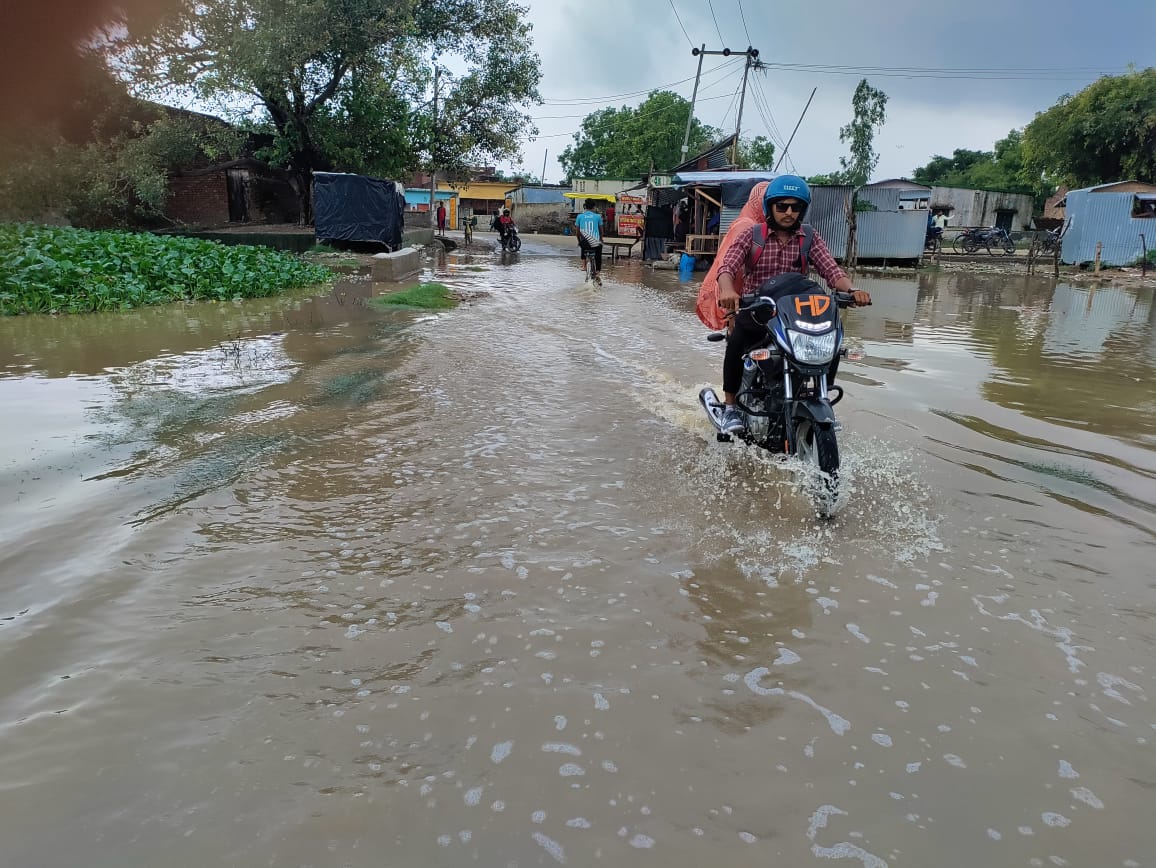 शाहजहांपुर: भारी बारिश से रामगंगा किनारे बाढ़ जैसे हालात...रास्ते पानी में डूबे, फसलों को भी नुकसान