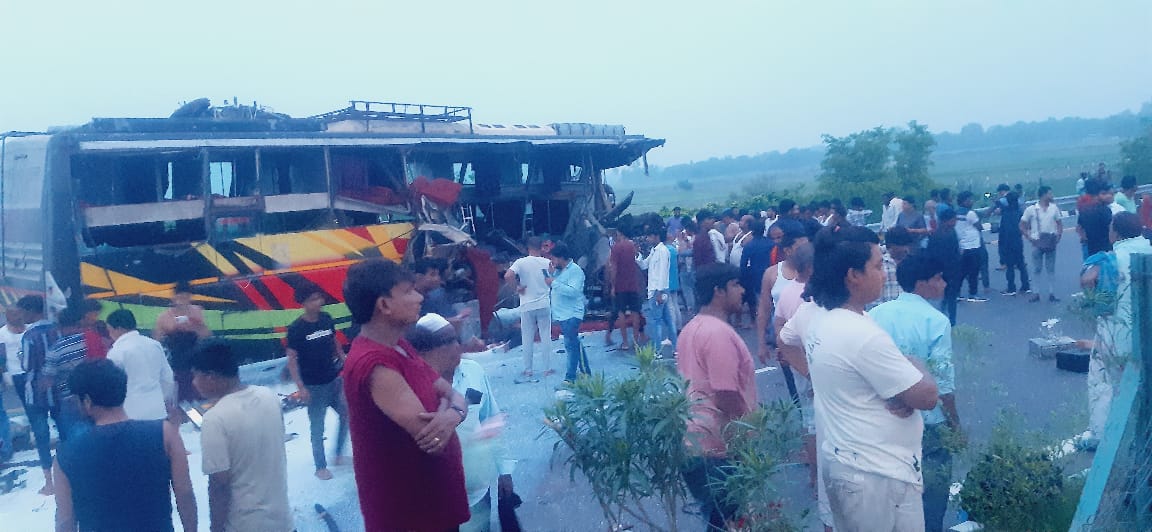 Unnao Big Accident: आगरा लखनऊ एक्सप्रेस-वे पर वीभत्स हादसा, तेज रफ्तार डबल डेकर स्लीपर बस और कंटेनर भिड़े...18 की मौत व 37 घायल