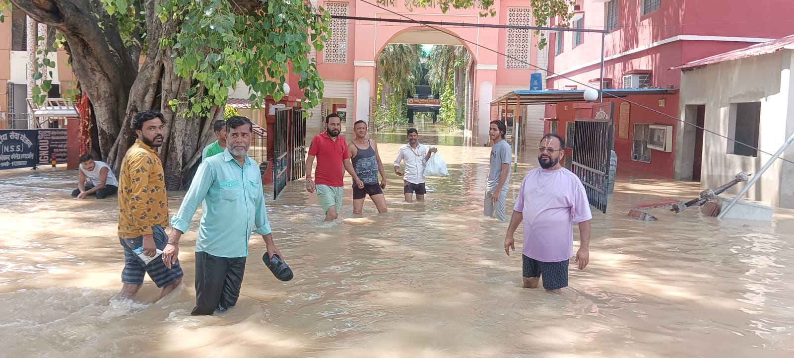 शाहजहांपुर: बाढ़ से तबाही थमी पर मुसीबतें बरकरार, कई क्षेत्रों में अभी भी कमर तक भरा पानी 