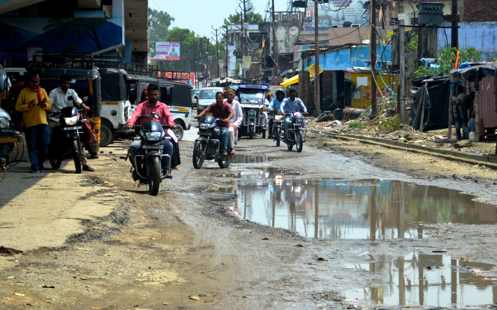 पीलीभीत: सावन माह में भोले के भक्तों को दर्द देगीं टूटी-फूटी सड़कें, टाइगर तिराहा से गौरीशंकर मंदिर तक गड्ढे ही गड्ढे