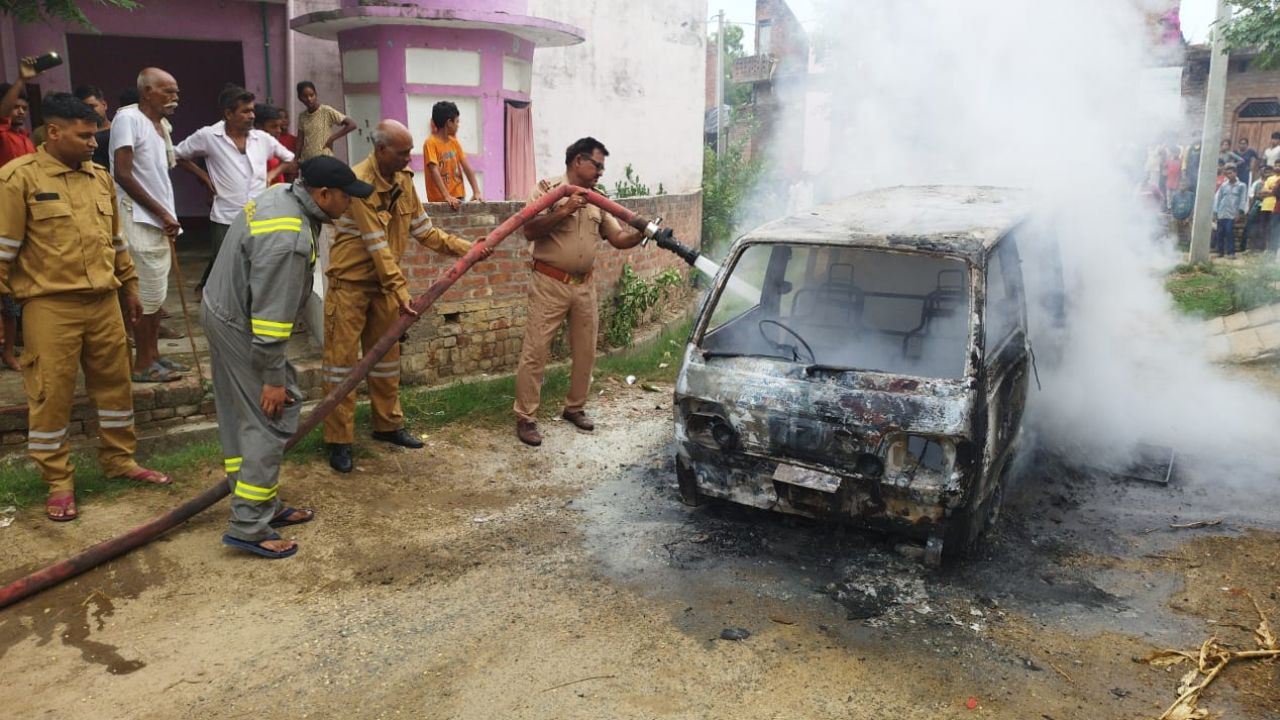 Kannauj Fire: चलती स्कूली वैन में आग लगने से मचा हड़कंप...शीशे तोड़कर बच्चों को निकाला गया बाहर
