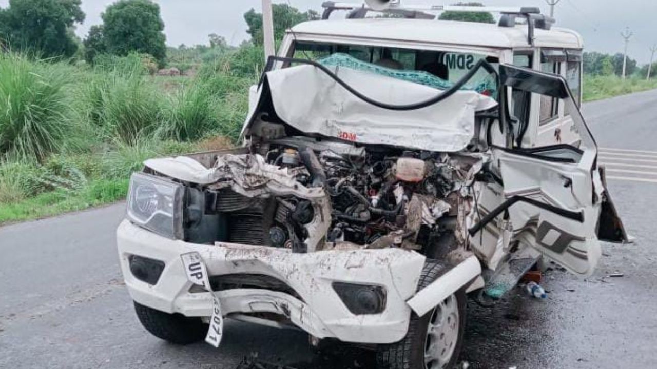 Kanpur Dehat Accident: एसडीएम को लेने जा रही बोलेरो में मारी टक्कर...वाहन के उड़े परखच्चे, चालक-होमगार्ड गंभीर