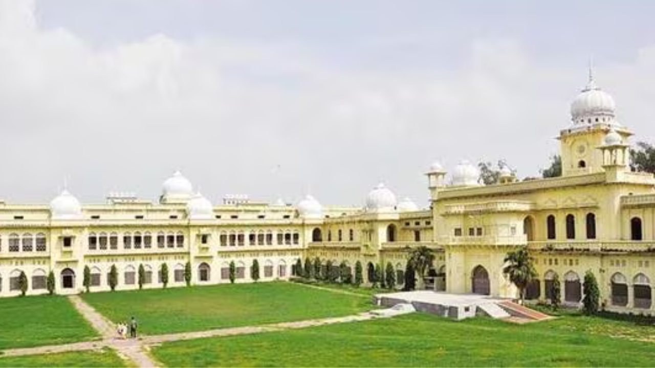 Lucknow University: खुला गेट नंबर दो तो अभ्यर्थियों को मिली राहत, प्रवेश परीक्षा की पहली पाली में 77 और दूसरी में 76 फीसद छात्र रहे उपस्थित