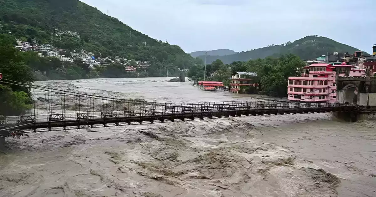 देहरादून: भागीरथी नदी का जलस्तर बढ़ा, आश्रम में घुसा पानी, लोगों ने भागकर बचाई जान