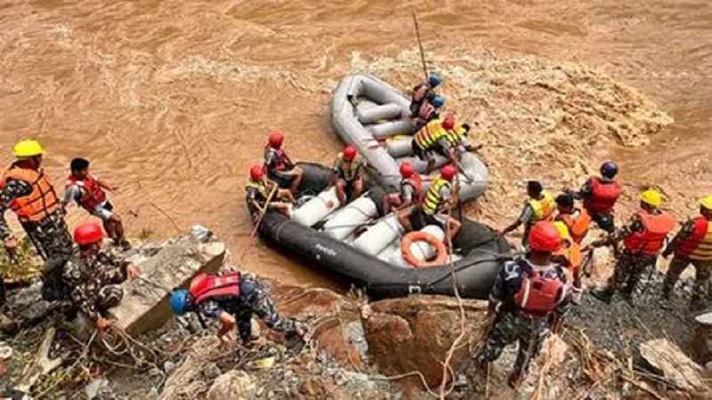 Nepal Landslide : बचावकर्मियों ने बरामद किए 11 शव, नेपाल में भूस्खलन की चपेट में आई दो बसें नदी में बह गईं थीं