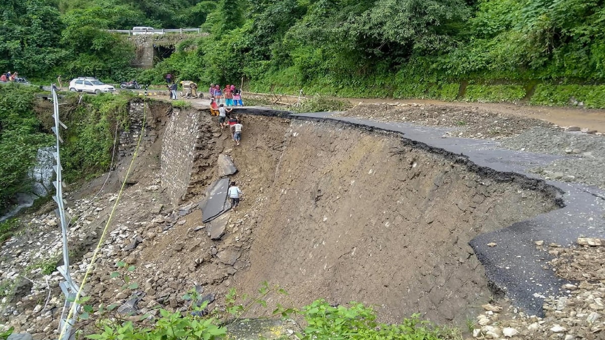 अरुणाचल प्रदेश में आफत की बारिश! भूस्खलन से 7 जिलों में सड़क संपर्क टूटा...कई यात्री फंसे 