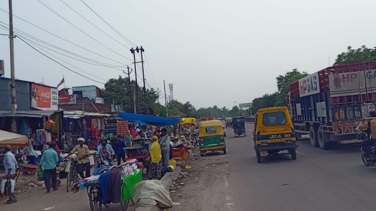 Unnao News: हादसों का कारण बन रहीं हाईवे किनारे लग रहीं बाजारें...सड़क किनारे लोग खड़े कर रहे वाहन  