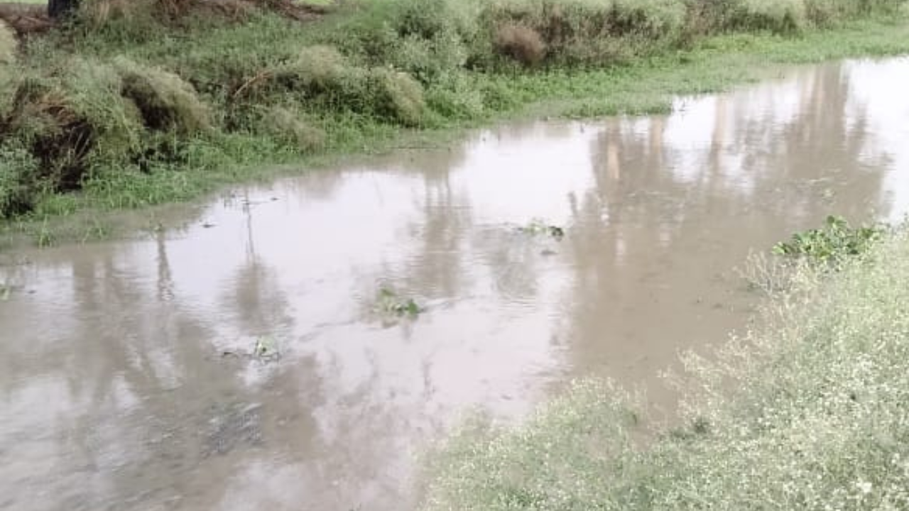 बाराबंकीः ड्रेन खुदाई में सरकारी धन की बंदरबांट, मुख्य मार्गों पर सफाई ठीक बाकी जगह खानापूर्ति