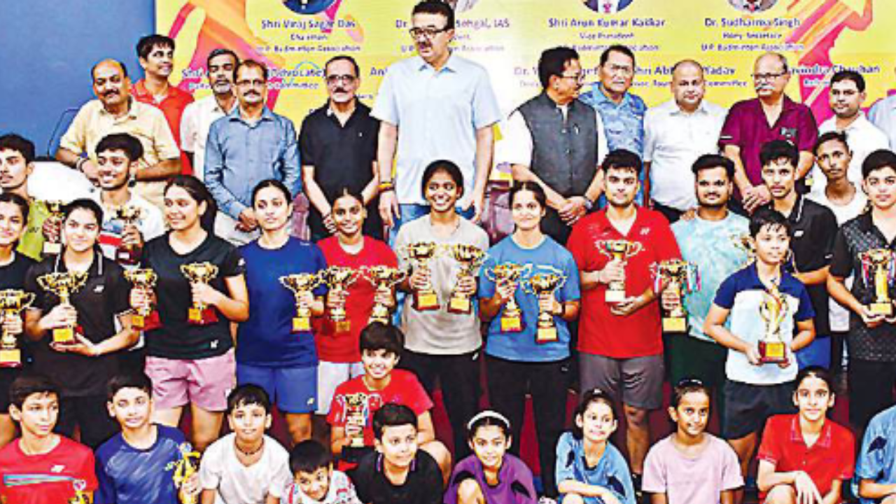 जिला बैडमिंटन चैंपियनशिपः दमदार खेल की बदौलत अर्णवी और प्रियंका ने जीते तिहरे स्वर्ण