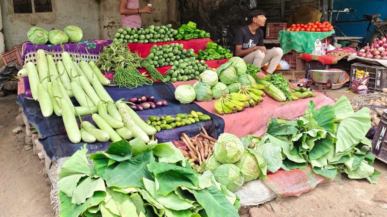 Pilibhit News: बाढ़-बारिश ने बढ़ा दिए सब्जियों के दाम, आसमान छूने लगीं कीमतें...टमाटर 100 के पार 