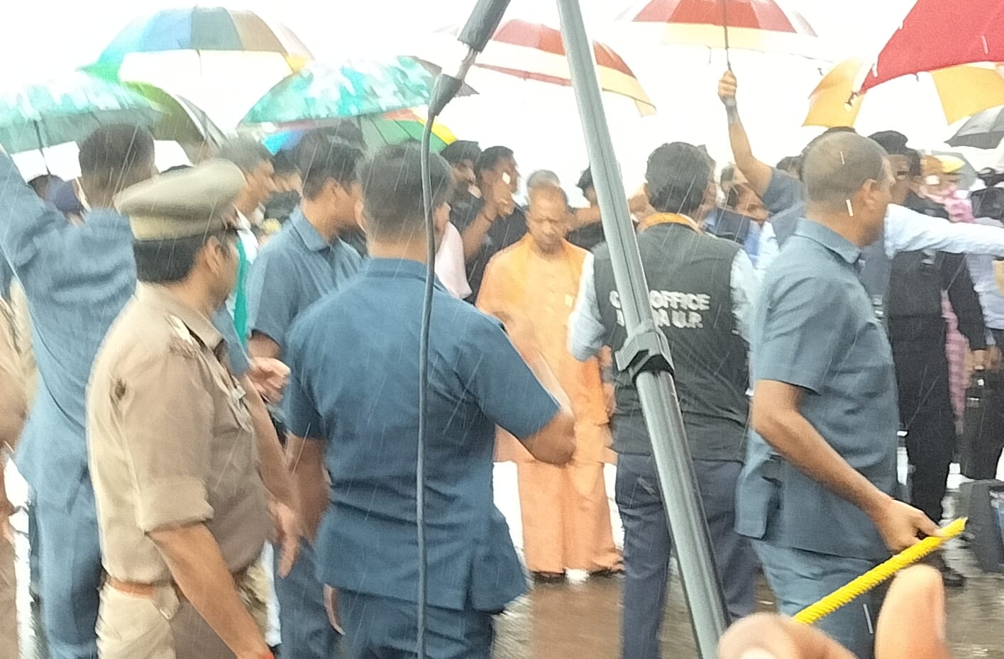 हाथरस भगदड़ कांड: झमाझम बारिश में भी नहीं रुके मुख्यमंत्री के कदम, छाता लेकर बारिश से बचाव करते रहे सुरक्षाकर्मी