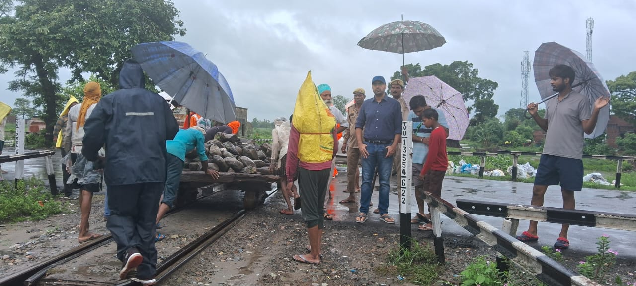 बाढ़ की आफत: रेल पटरी के नीचे से क्रॉस कर रहा शारदा नदी का पानी, मंडराया खतरा