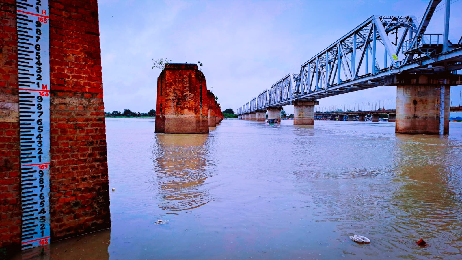 कासगंज: कछला गंगा नदी पर बढ़ने लगा बैराजों के पानी का दबाव, 24 घंटे में 1.64 मीटर की वृद्धि