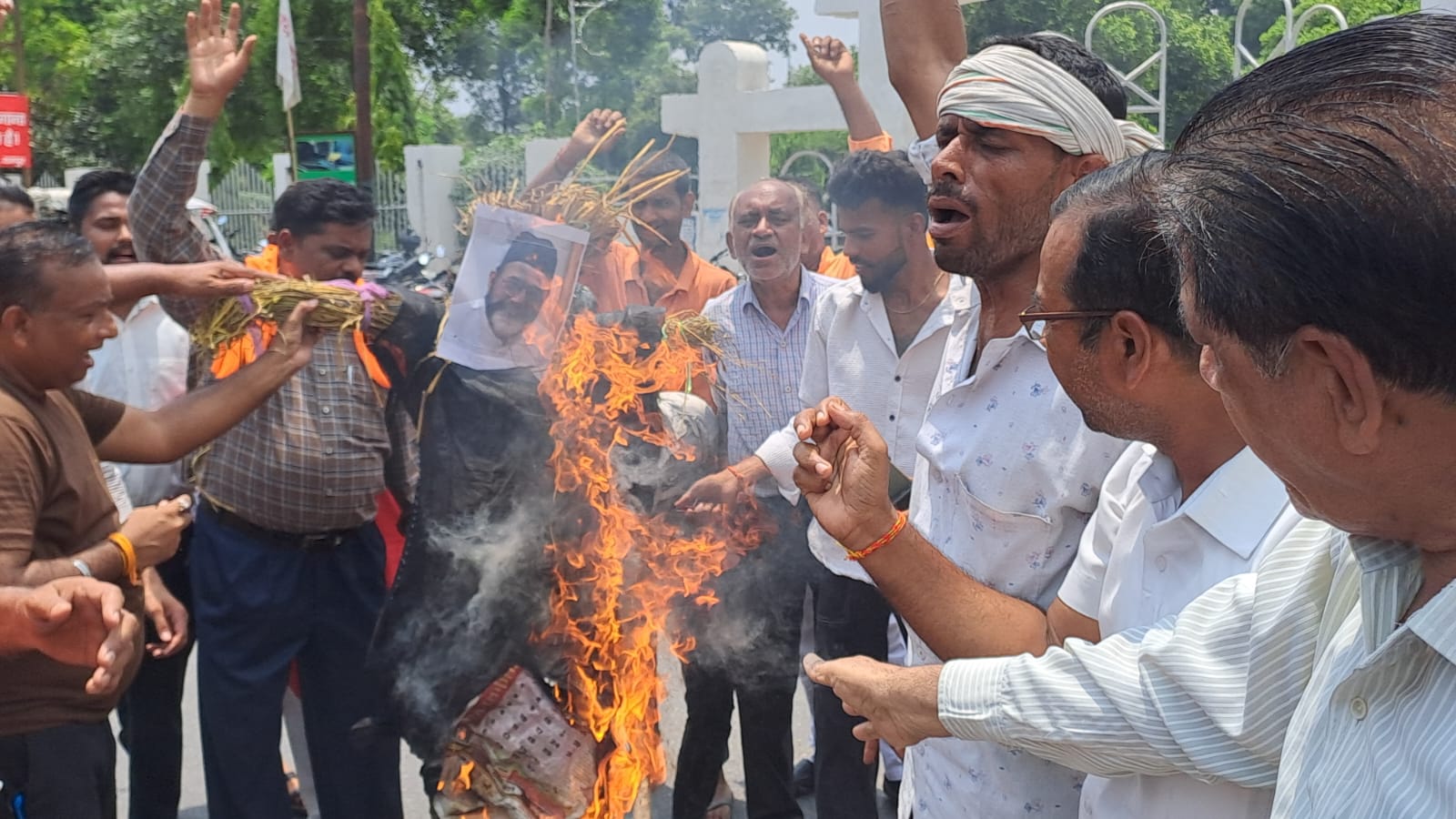 रामपुर: विश्व हिन्दू महासंघ ने फूंका मौलाना तौकीर रजा का पुतला, कड़ी कार्रवाई की मांग