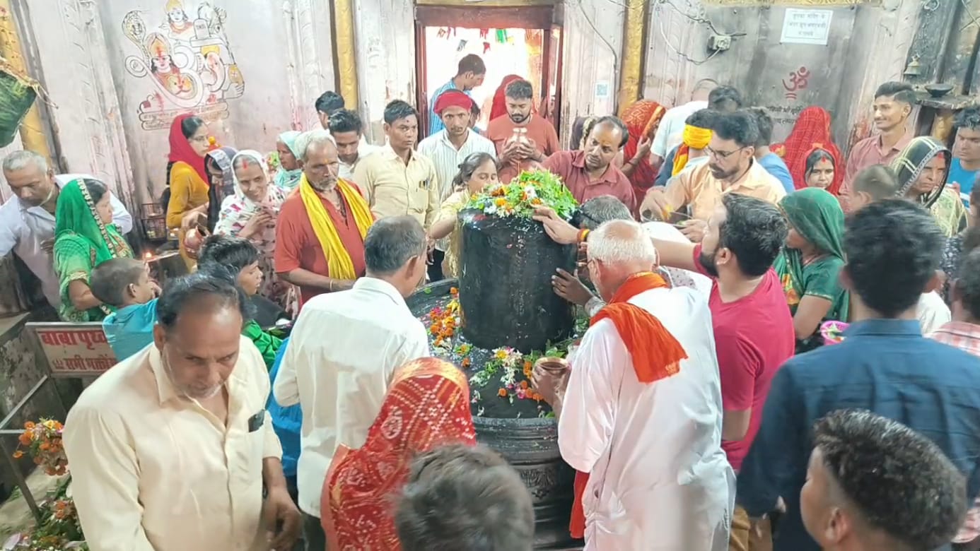 गोंडा: सावन का पहला सोमवार...शिव मंदिरों में उमड़ा आस्था का सैलाब, हर हर महादेव के जयघोष से गूंजे शिवालय