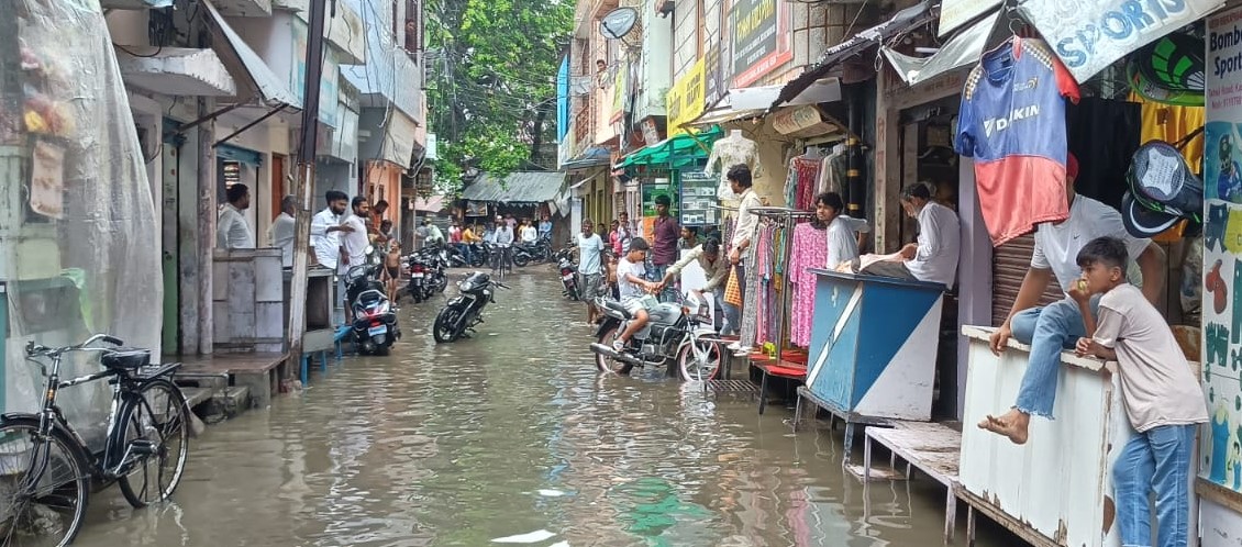 कासगंज: बारिश के पानी से भरी सड़क पर दौड़ा करंट...खेल रहा बच्चा चपेट में आया, मची अफरा तफरी